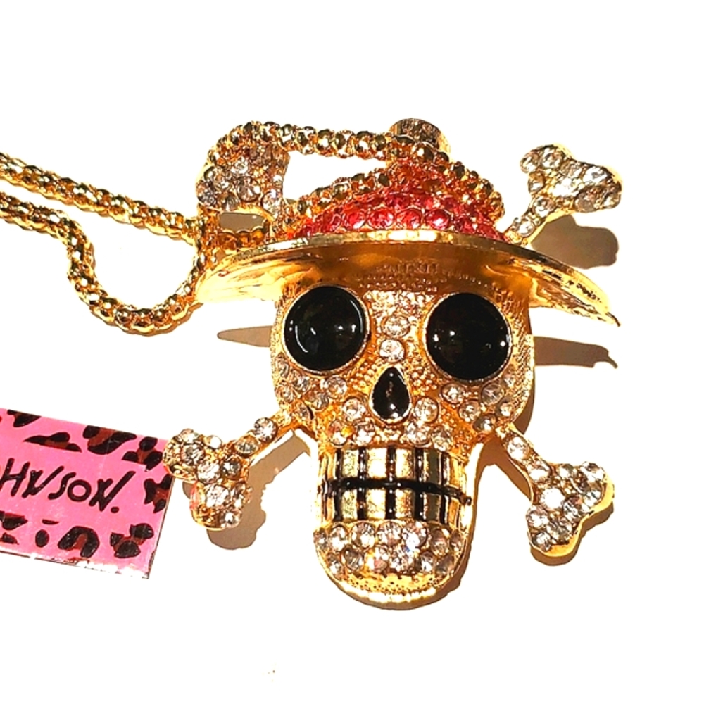 Betsey Johnson Pirate Skull Sweater Necklace NWT A1